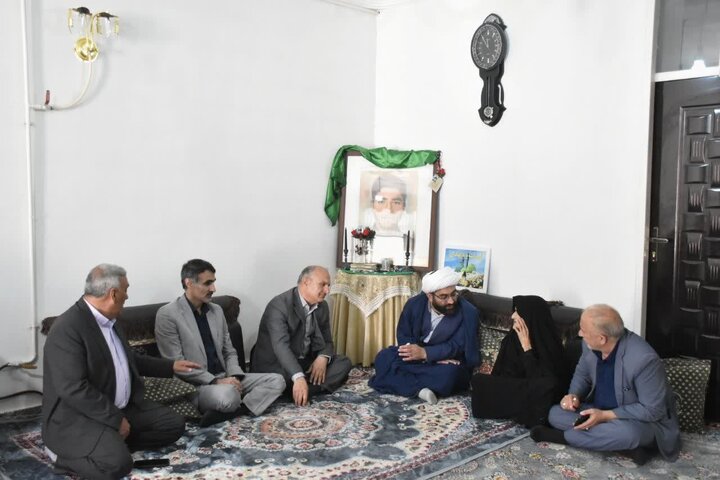 مدیرکل بنیاد شهید لرستان با خانواده شهدای رومشکان دیدار کرد مدیرکل بنیاد شهید لرستان با خانواده شهدای رومشکان دیدار کرد