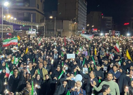 همخوانی مردم کرمان: پای این پرچم تا ابد هستیم