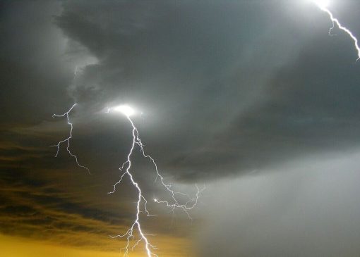 آماده‌باش برای طوفان و رعدوبرق در ۱۲ استان / باران، باد شدید و گردوخاک در راه است