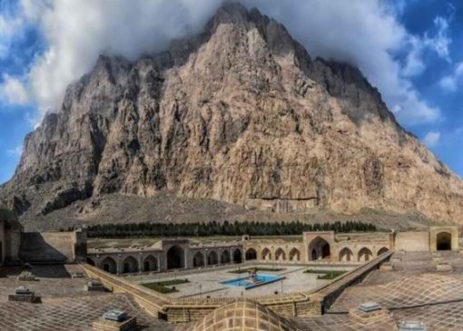 کاروانسرایی جهانی ایستاده به تماشای شکوه بیستون