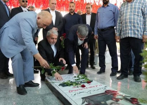 ادای احترام وزیر میراث‌فرهنگی به مقام شامخ شهدای خرم‌آباد