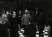 سوران احمدی با نمایش «بی/نا بینا» در عمارت هما روی صحنه می‌رود