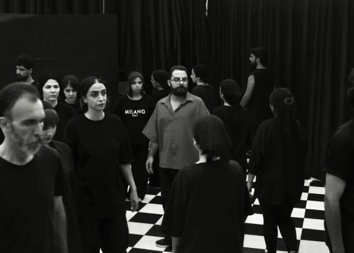 سوران احمدی با نمایش «بی/نا بینا» در عمارت هما روی صحنه می‌رود