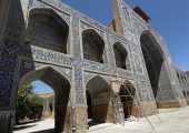 کاشی‌های مسجد جامع عباسی چرا پایین می‌آیند؛ روایتی از یک آسیب چندلایه