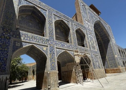 کاشی‌های مسجد جامع عباسی چرا پایین می‌آیند؛ روایتی از یک آسیب چندلایه