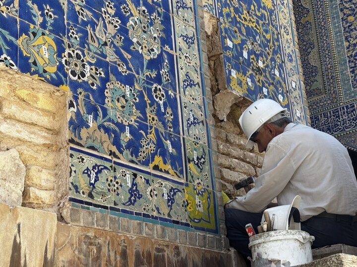 کاشی‌های مسجد جامع عباسی چرا پایین می‌آیند؛ روایتی از یک آسیب چندلایه