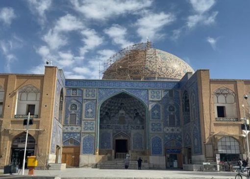 گنبد شیخ لطف‌الله پیش از بارش‌ها به مرحله نصب کاشی رسید